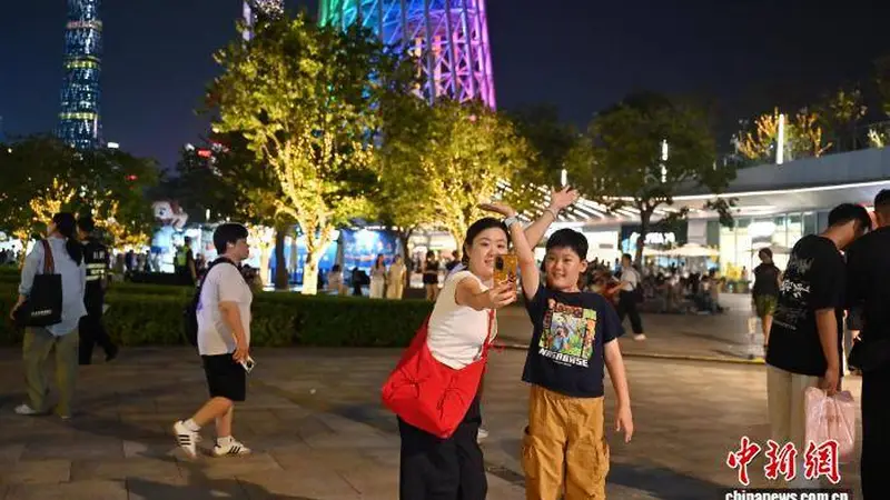 “小蛮腰”夜景绚丽！广州塔流光溢彩成暑期热门打卡地