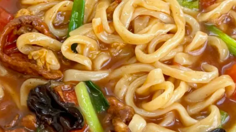 品读炝锅面的烟火美学，热油爆香即是食材本味