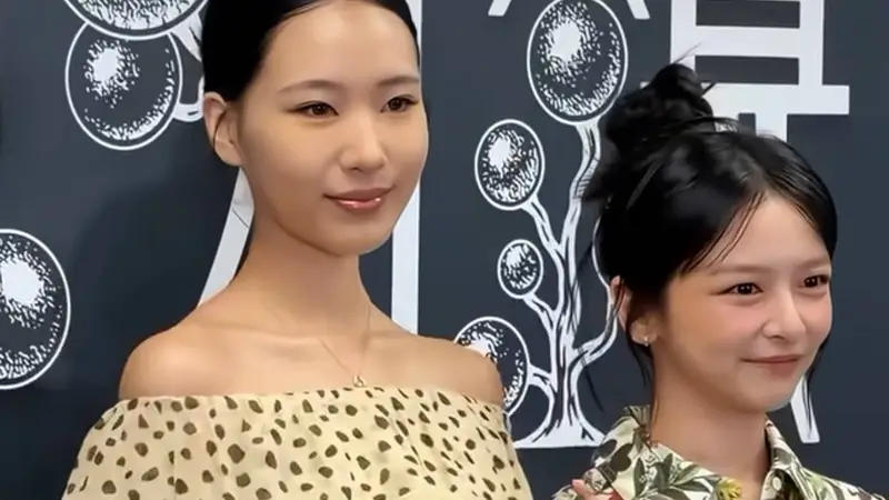小S大女儿出席活动，Elly穿波点裙比同伴高半头，高级脸很耐看