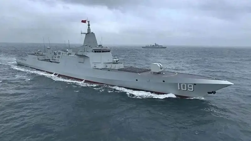 十舰同框已经够震撼，两艘最强055再进东海，台海谁还敢轻举妄动！