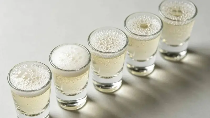 打酒节:白酒 5 种酒花一眼分清!摇一摇就能判断酒精度!