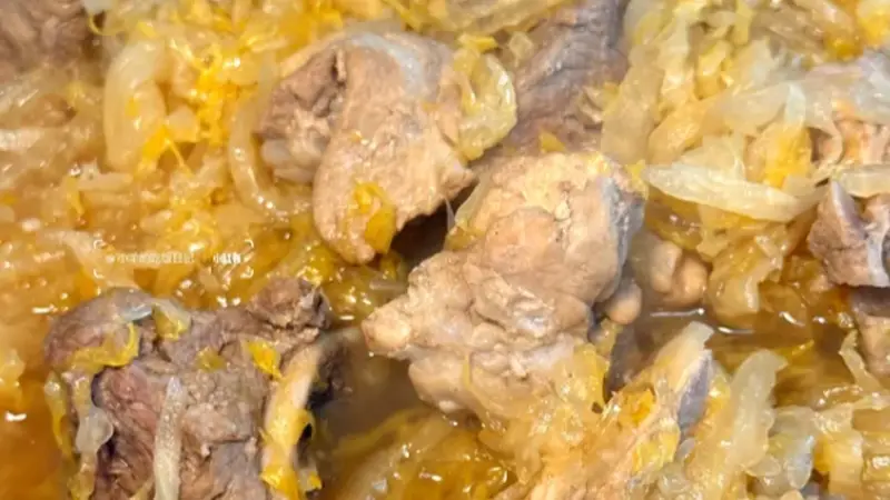 猪油煸炒老坛酸菜，慢煨大骨解锁地道东北味