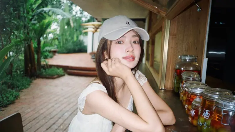 徐若晗穿白色蕾丝飞袖上衣 清甜软萌少女感十足