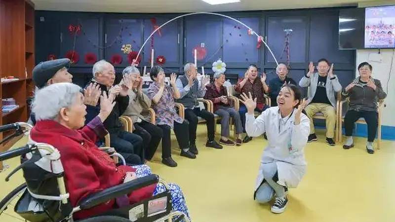 幼师转型护理员，幼儿园的尽头是养老院