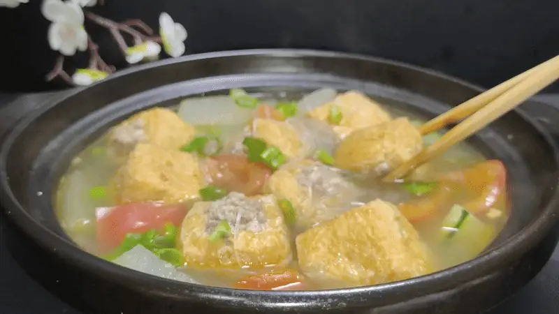 三四种食材一锅煮，爽口又开胃！咬一口满嘴都是汁水、紧接着就是浓浓肉香，有汤有菜更下饭