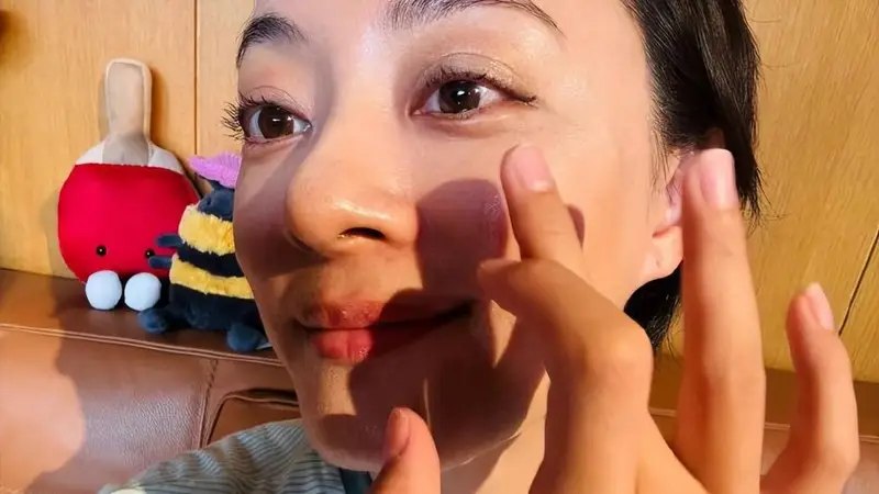孙俪晒女儿化的妆，称：小花天天给我化妆，化妆技术在进步，最起码，打粉底不像是在抽耳光了