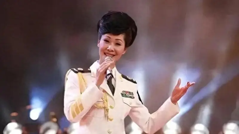 曾被央视力捧,名气超宋祖英,被绿后闪婚小鲜肉,现住农村很平凡