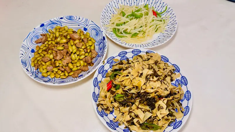 好久没吃热干面了，炒好菜后，给自己煮碗面