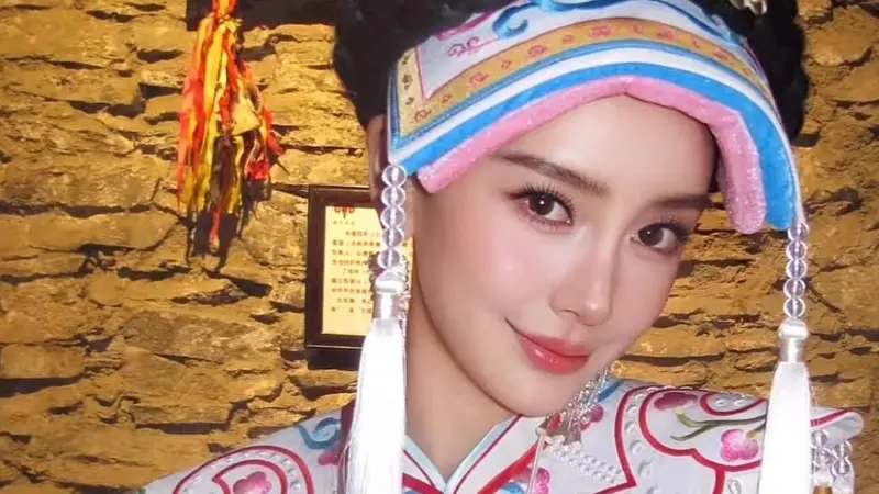 杨颖穿羌族服饰拍ccd大片好美！衣着华丽极具民族特色