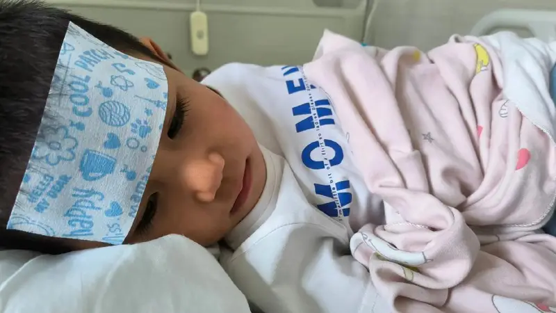 孩子发高烧，奶奶欲用白酒降温被妈妈拒绝，医生反夸妈妈做得好！