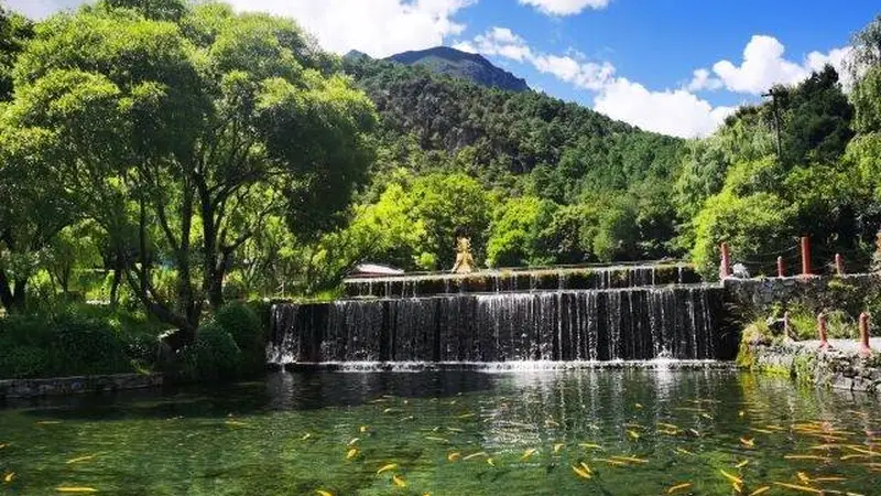 玉水寨,丽江古城河水主要的水源头之一,是纳西族古建筑和传统生活展示。