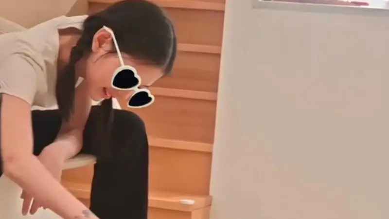 张梓琳分享居家生活日常 与女儿温馨互动幸福感满满
