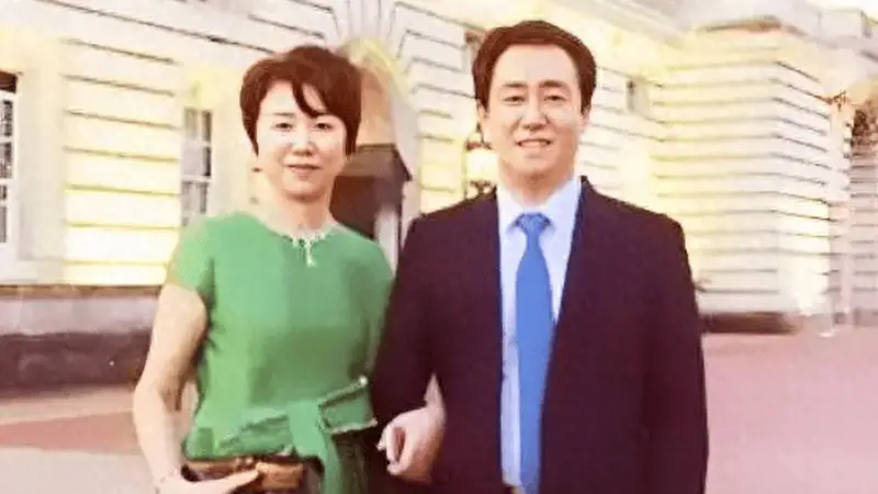 许家印夫妇假离婚转移427亿元资产 前妻在海外带4名未成年子女、孙子女生活