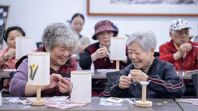 刘世锦：建议城乡居民人均养老金每月收入增至1000元