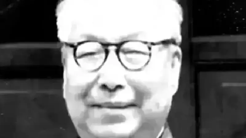 1988年农民朱海清在地里干农活,村长气喘吁吁跑来:“别干了,快回去,你家来了个大官!”1988年盛夏,河北兴隆县朱家沟的小山村突然炸开了锅。大中午,农民朱海清在地里满身大汗干活,锄头还没放稳,村长就喘着粗气跑来:“别干了,你家来大官了!”朱海清被这一嗓子吓愣了,老实一辈子,哪见过什么...