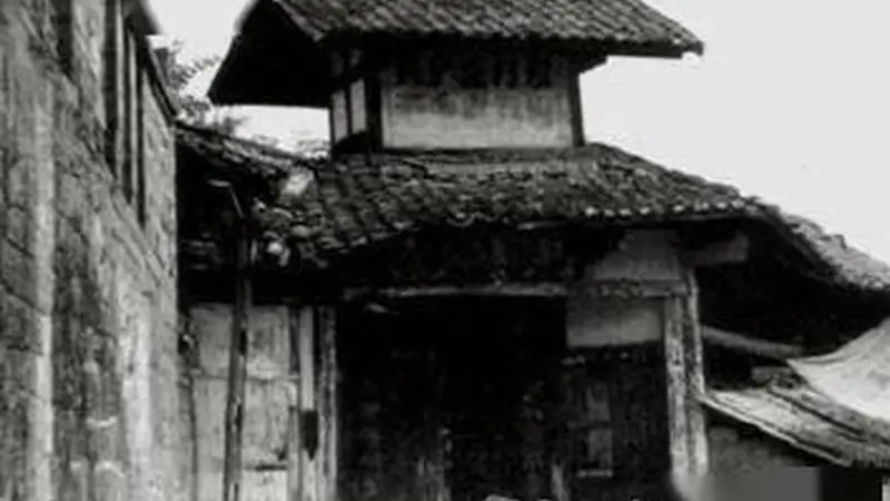 1935年，红军在遵义城，仅仅抄了一个黔军师长家，红军就差不多吃饱，光从他家就搜出十几万斤粮食，还有两万多块银元，让一路饿肚子的红军将士踏踏实实吃上了饱饭。饿着肚子翻山越岭，推开一座公馆的仓门，成堆的米袋子和成箱的银元摆在面前，这不是戏剧，是1935年遵义的现场。一句民间话流传至今...