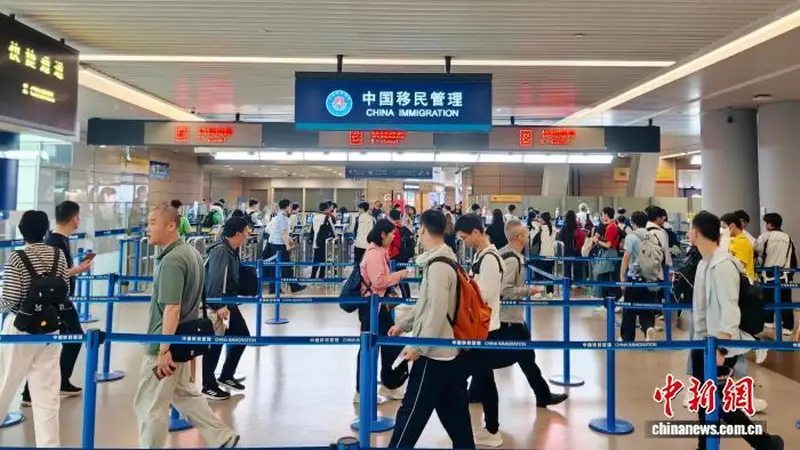 暑运首日3.3万人次中国旅客从浦东国际机场口岸出境