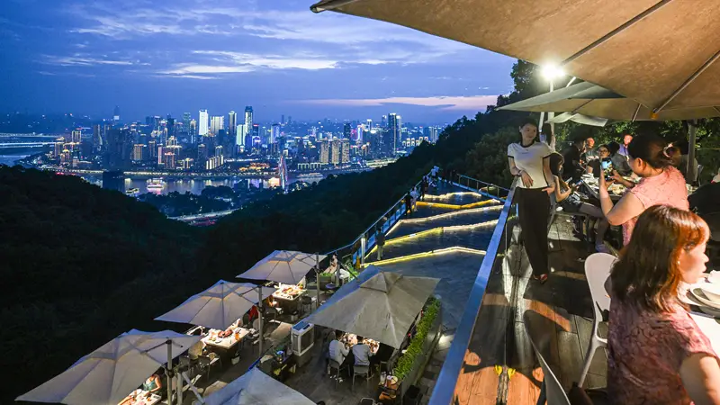 夜景火锅一座难求，夜游山城氛围感拉满