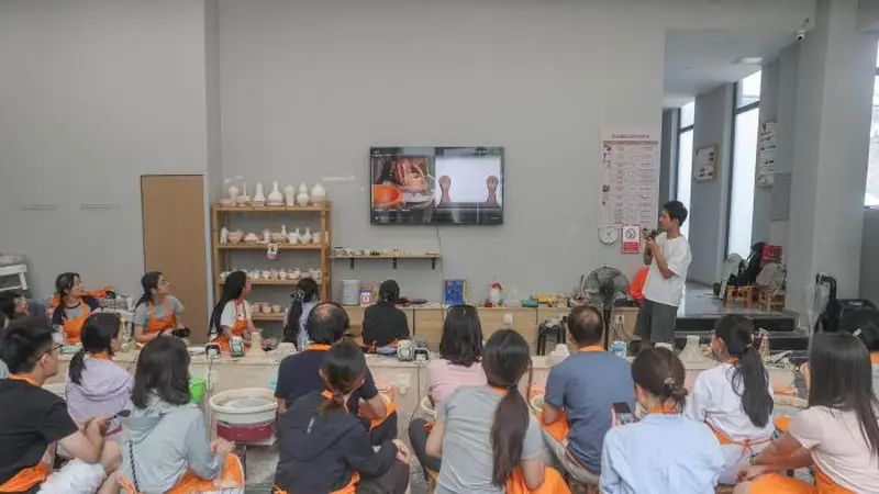 江西景德镇：“千年瓷都”迎暑期陶艺体验热