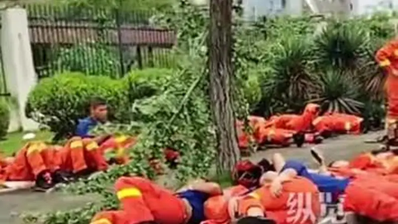 湖北黄冈遭遇历史罕见EF2级龙卷风袭击,20多名消防员彻夜抢险后累到席地而睡,路人:不忍打扰,只想他们好好休息休息