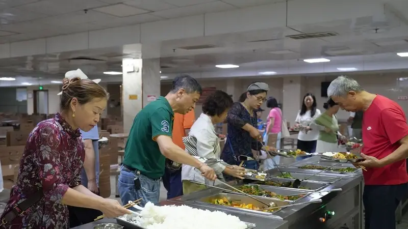 百里杜鹃:开放共享食堂 绘就避暑民生暖心画卷