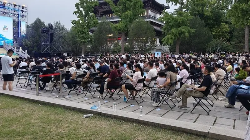 高举手机拍不停,外地游客称来济旅游偶遇泉水节很幸运