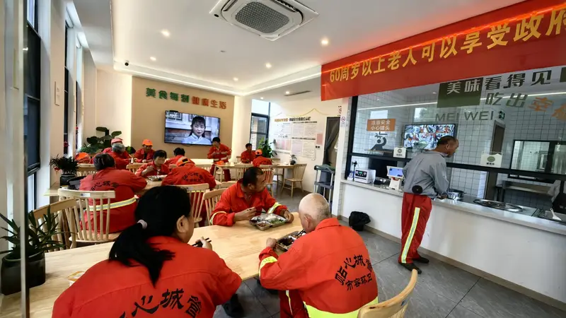 杭州一乡镇食堂给老年环卫工提供“1元午餐”：荤素三个菜还配点心，多方给予补贴