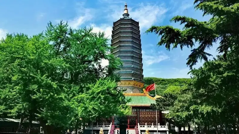 坐火车来石景山，从山间古刹走到河畔日落——
