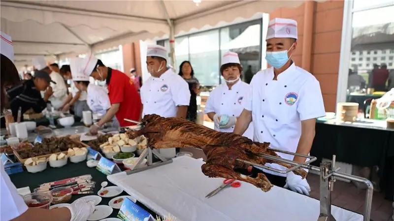 太夯了！会上刚讨论完内蒙古牛羊肉，走出会场就吃到了