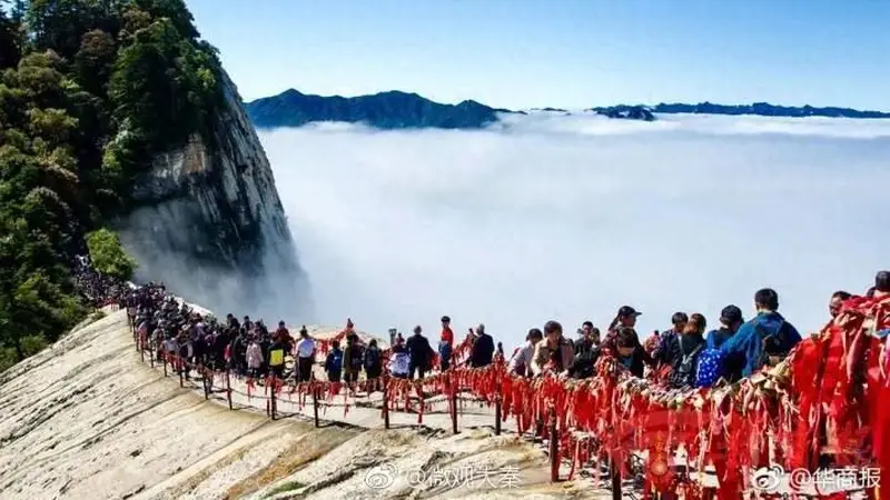 消费降级实锤了?华山游客锐减,一家三口光门票索道就花1500