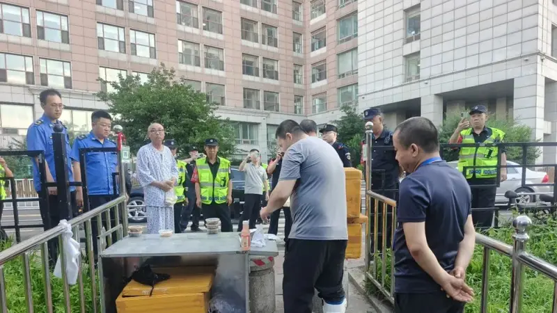整治摆摊乱象 守护市民游园环境