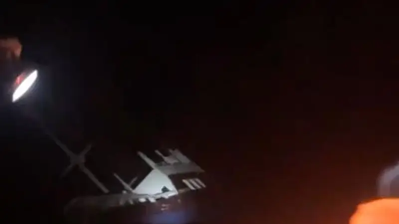 中国游客亲历印尼沉船惊魂一夜:救生筏里8人有的呕吐有的被“吓尿”,幸被路过游船救起