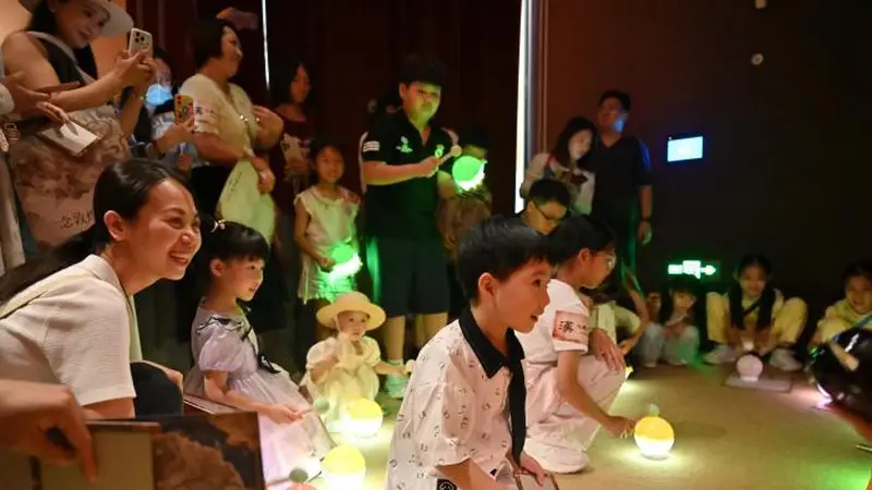 广州艺术博物院限定夜场“敦煌奇妙夜”吸引游客打卡