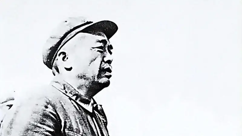 女特务刺杀彭德怀失败,执行枪决时却被彭总喊住:她的孩子还小