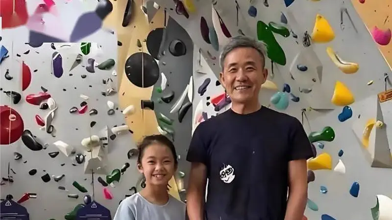 8月4日75岁王石女儿近照曝光，小姑娘笑容灿烂，眼睛弯弯，照片全网疯传，评论区却炸了：他给女儿留的7000万豪宅，或许只是冰山一角