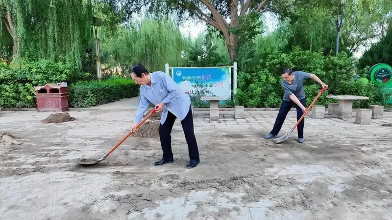 老当益壮！党河岸边余热浓 挥锹清淤护家园