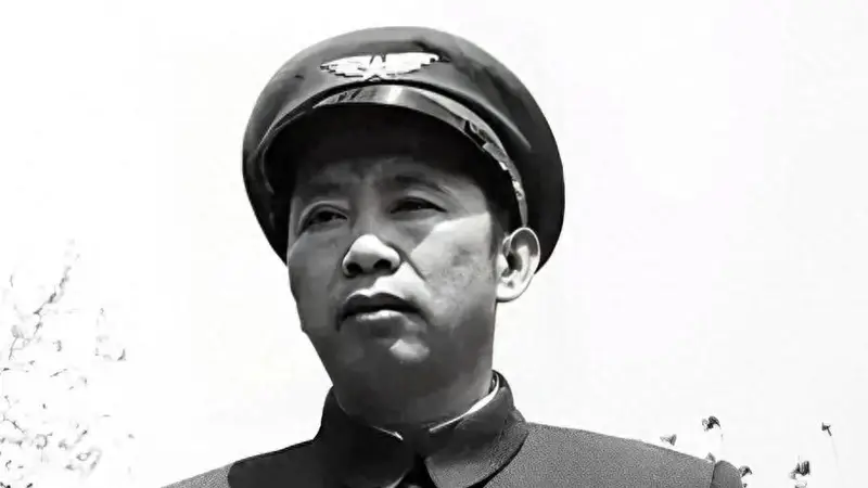 谭政发现刘亚楼的名字，排到了自己前面，无奈说：以后别署我名了