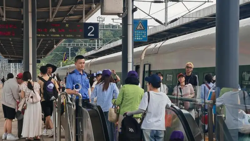 云南铁路暑运跨境旅游客流持续走高