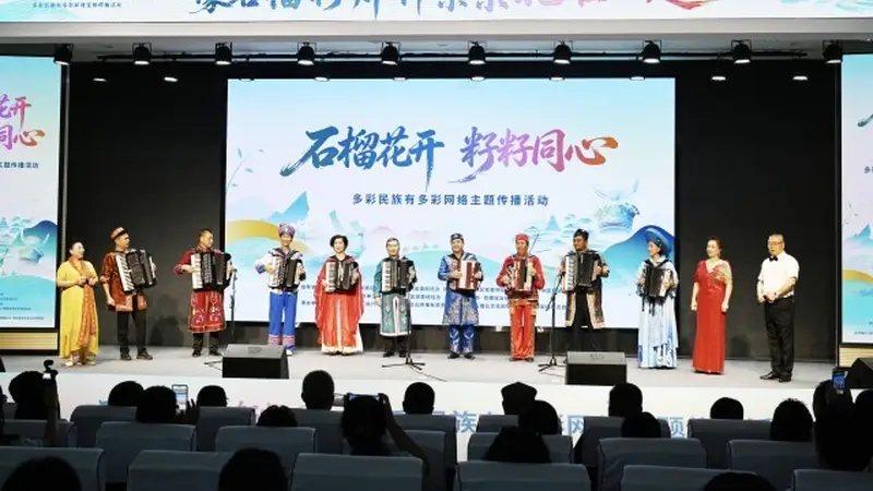 琴声漫过蓝白院墙,六星街奏响民族融合的“最美和声”