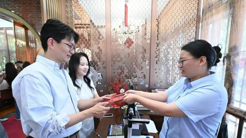 七夕佳节 杭州“最美婚登处”迎新人登记高峰