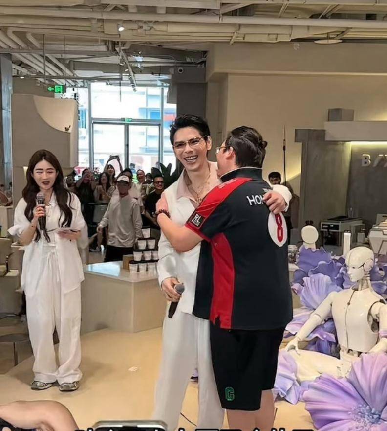 向佐向佑深夜聊天记录上热搜！豪门少爷照样坐经济舱，舍不得40元的盒饭