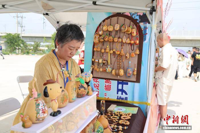 山东聊城:葫芦工艺品热销