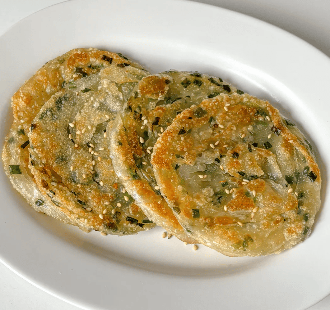 饺子皮葱油饼:酥脆与葱香交织的家常巧思,一口里的生活治愈力