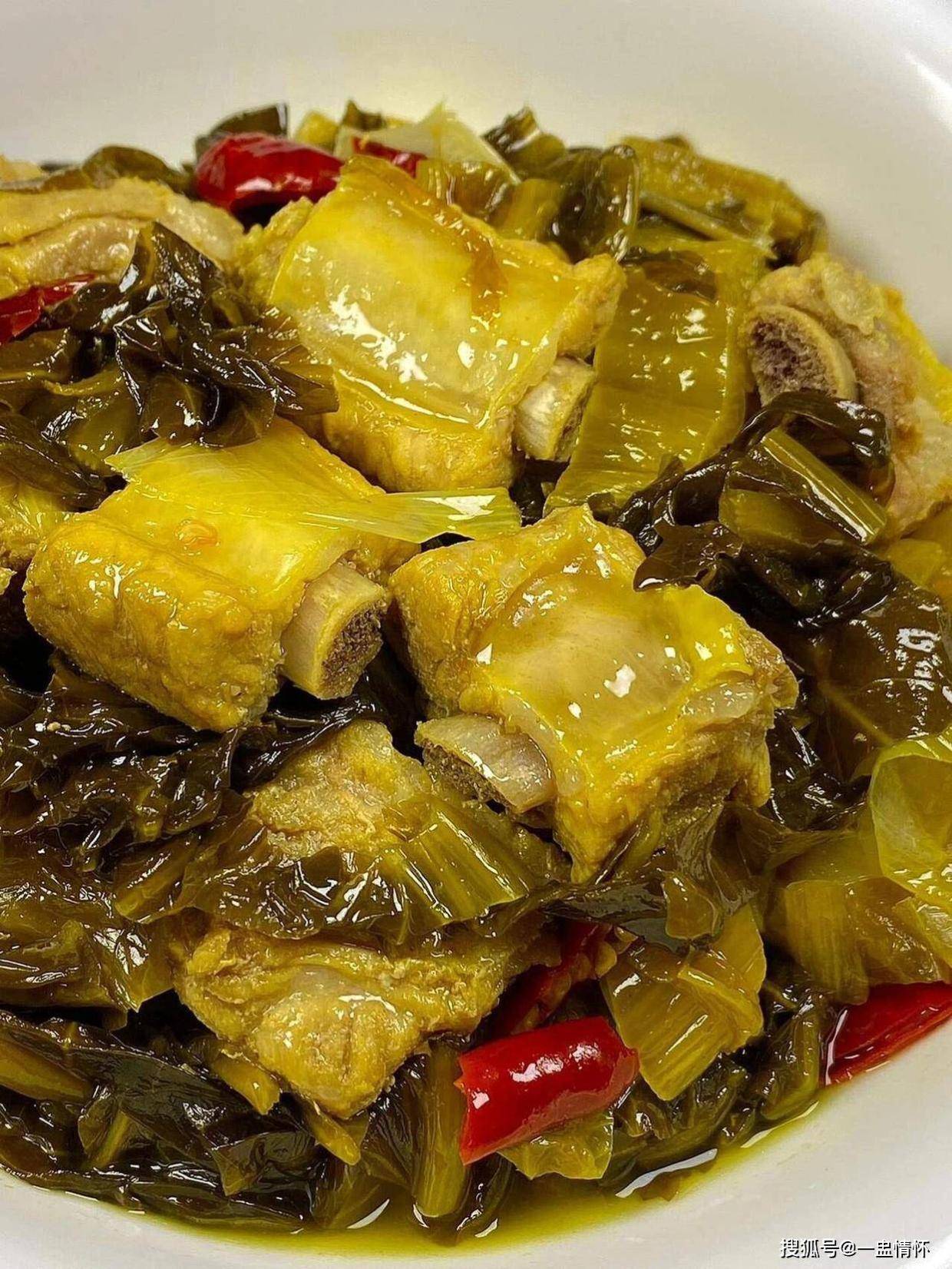 再挑食的人面对这碗酸菜炖排骨也直咽口水，酸爽解腻又开胃，香啊