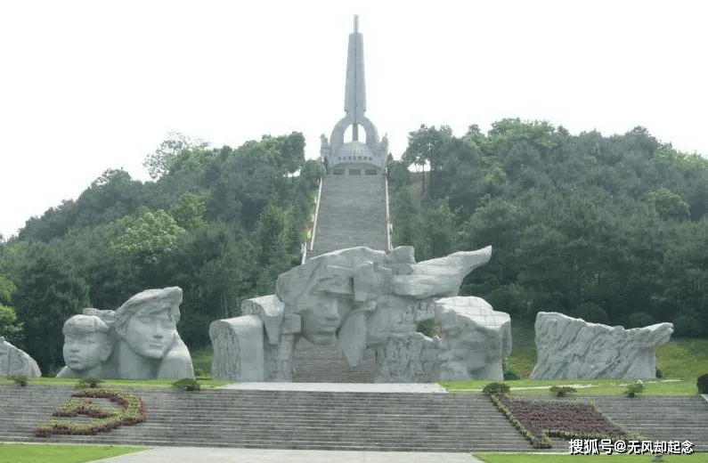 红军长征2年打了600多仗，人数从8万6到3万，每一仗都险峻无比