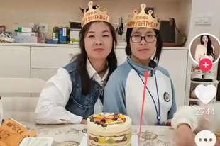 “妈妈只顾自己精致，却让14岁女儿邋遢出镜？”生日合照曝光后，网友争议：青春期女孩的体面谁来守护，精致妈和忽略娃哪个更伤人？