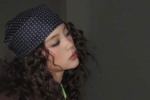 欧阳娜娜卷发配波点头巾慵懒复古 碎钻眼妆精致温柔