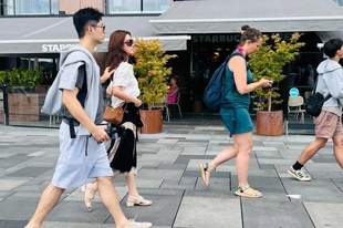 杨采钰与老公张向荣挪威旅游 两人并肩漫步松弛幸福
