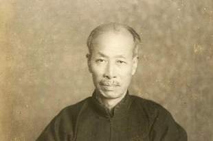 他是臭名昭著的汉奸,挥笔4个大字流传百年,如今大街上随处可见