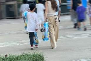 8月4日：杨颖带儿子吃甜品被路人偶遇，腰线偏低身材五五分，小海绵紧紧牵着妈妈的手